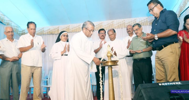 എടക്കുളം ഊക്കന്‍ കുടുംബയോഗത്തിന്റെ വാര്‍ഷിക പൊതുയോഗം തൃശൂര്‍ മേരിമാതാ സെമിനാരി പ്രഫസര്‍ റവ.ഡോ. വര്‍ഗീസ് ഊക്കന്‍ ഉദ്ഘാടനം ചെയ്യുന്നു.