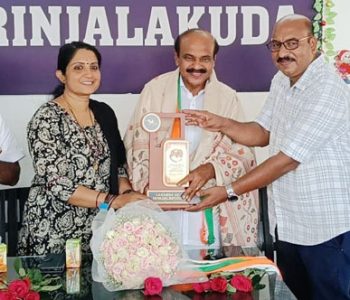 അഡ്വ. തോമസ് ഉണ്ണിയാടന്‍ എംഎല്‍എ ക്ക്  ലെജന്റ്സ് ഓഫ് ഇരിങ്ങാലക്കുട നല്‍കിയ സ്വീകരണത്തില്‍ ഉപഹാരം നല്‍കുന്നു.