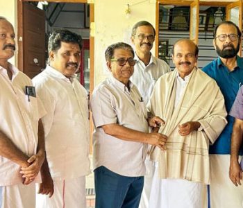 നിയുക്ത ഇരിങ്ങാലക്കുട എംഎല്‍എ അഡ്വ. തോമസ് ഉണ്ണിയാടനെ മുകുന്ദപുരം താലൂക്ക് എന്‍എസ്എസ് കരയോഗം യൂണിയന്‍ ഓഫീസില്‍ പ്രസിഡന്റ് ഡി. ശങ്കരന്‍കുട്ടി സ്വീകരിക്കുന്നു.