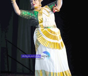 കൂടല്‍മാണിക്യ ക്ഷേത്രത്തില്‍ ഊര്‍മിള രഘു മോഹിനിയാട്ടം അവതരിപ്പിക്കുന്നു.