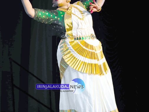 കൂടല്‍മാണിക്യ ക്ഷേത്രത്തില്‍ ഊര്‍മിള രഘു മോഹിനിയാട്ടം അവതരിപ്പിക്കുന്നു.
