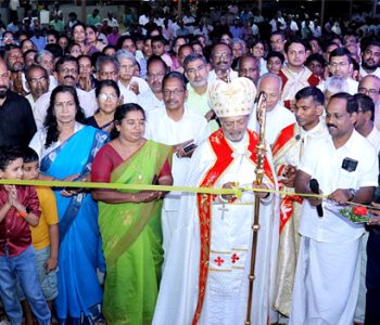 വല്ലക്കുന്ന് സെന്റ് അല്‍ഫോന്‍സാ ദേവാലയത്തില്‍ പുതുതായി നിര്‍മിച്ച സെമിത്തേരിയുടെ വെഞ്ചിരിപ്പ് കര്‍മ്മം ഇരിങ്ങാലക്കുട രൂപത ബിഷപ്പ് മാര്‍ പോളി കണ്ണുകാടന്‍ നാട മുറിച്ചു കൊണ്ട് നിര്‍വഹിക്കുന്നു.