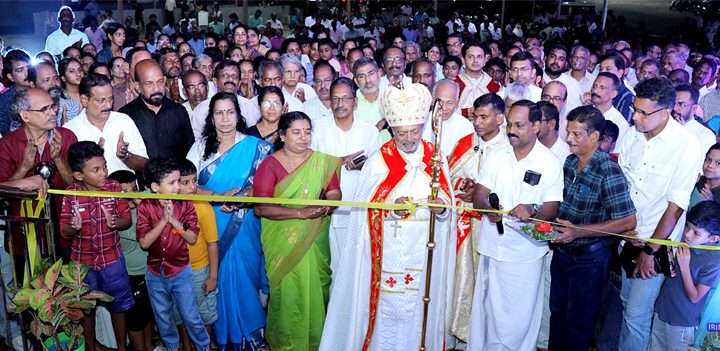 വല്ലക്കുന്ന് സെന്റ് അല്‍ഫോന്‍സാ ദേവാലയത്തില്‍ പുതുതായി നിര്‍മിച്ച സെമിത്തേരിയുടെ വെഞ്ചിരിപ്പ് കര്‍മ്മം ഇരിങ്ങാലക്കുട രൂപത ബിഷപ്പ് മാര്‍ പോളി കണ്ണുകാടന്‍ നാട മുറിച്ചു കൊണ്ട് നിര്‍വഹിക്കുന്നു.