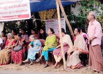 പൊറത്തിശേരി വീ വണ്‍ നഗറില്‍ ജനവാസമേഖലയില്‍ അനധികൃതമായി പ്രവര്‍ത്തനമാരംഭിച്ച കള്ളുഷാപ്പ് അടച്ചുപൂട്ടണമെന്നാവശ്യപ്പെട്ടുകൊണ്ട് ജനകീയസമരസമിതി നടത്തിയ മൂന്നാംഘട്ട സമരത്തോടനുബന്ധിച്ച് സംഘടിപ്പിച്ച കവിയരങ്ങ് കവി സെബാസ്റ്റ്യന്‍ ഉദ്ഘാടനം ചെയ്യുന്നു.
