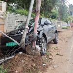 ഇരിങ്ങാലക്കുട റെയില്‍വേ സ്റ്റേഷന്‍ റോഡില്‍ കാര്‍ ഇലക്ട്രിക് പോസ്റ്റില്‍ ഇടിച്ച് പോസ്റ്റ് ഒടിഞ്ഞു