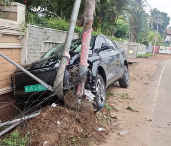 ഇരിങ്ങാലക്കുട റെയില്‍വേ സ്റ്റേഷന്‍ റോഡില്‍ കാര്‍ ഇലക്ട്രിക് പോസ്റ്റില്‍ ഇടിച്ച് പോസ്റ്റ് ഒടിഞ്ഞു. അപകടത്തില്‍ ആര്‍ക്കും പരിക്കില്ല.