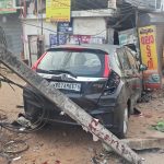 നടവരമ്പ് സെന്ററില്‍ ചെറുതുരുത്തി സ്വദേശികള്‍ സഞ്ചരിച്ചിരുന്ന വാഹനം അപകടത്തില്‍പ്പെട്ട നിലയില്‍
