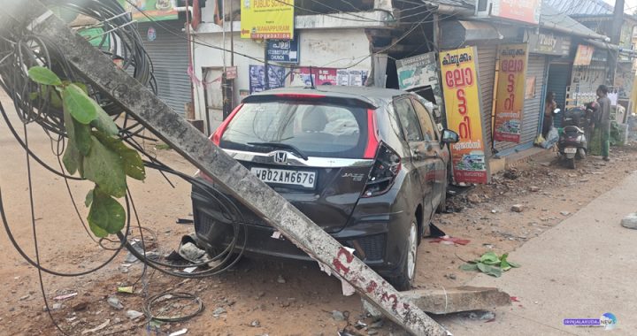 നടവരമ്പ് സെന്ററില്‍ ചെറുതുരുത്തി സ്വദേശികള്‍ സഞ്ചരിച്ചിരുന്ന വാഹനം അപകടത്തില്‍പ്പെട്ട നിലയില്‍. അപകടത്തില്‍ ഇലക്ട്രിക് പോസ്റ്റ് തകര്‍ന്നു. ആര്‍ക്കും പരിക്കില്ല.