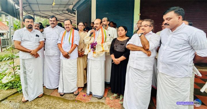 നിയമസഭാ തിരഞ്ഞെടുപ്പില്‍ നല്‍കിയ ഉജ്ജ്വല വിജയത്തിന് നന്ദി പറഞ്ഞ് അഡ്വ.തോമസ് ഉണ്ണിയാടന്‍ എം എല്‍ എ കാറളം പഞ്ചായത്തിലെ ചെമ്മണ്ടയില്‍ സംസാരിക്കുന്നു. ഇരിങ്ങാലക്കുട നഗരസഭ ചെയര്‍മാന്‍ എം.പി. ജാക്‌സണ്‍ സമീപം.