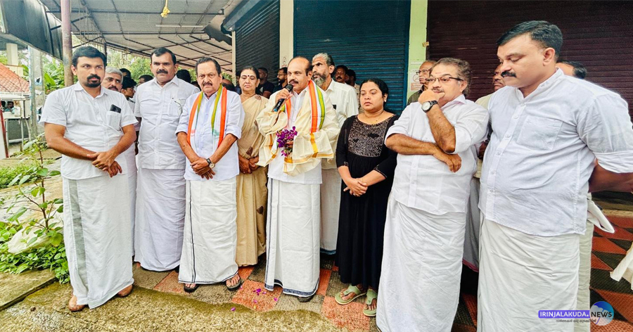 നിയമസഭാ തിരഞ്ഞെടുപ്പില്‍ നല്‍കിയ ഉജ്ജ്വല വിജയത്തിന് നന്ദി പറഞ്ഞ് അഡ്വ.തോമസ് ഉണ്ണിയാടന്‍ എം എല്‍ എ കാറളം പഞ്ചായത്തിലെ ചെമ്മണ്ടയില്‍ സംസാരിക്കുന്നു. ഇരിങ്ങാലക്കുട നഗരസഭ ചെയര്‍മാന്‍ എം.പി. ജാക്‌സണ്‍ സമീപം.