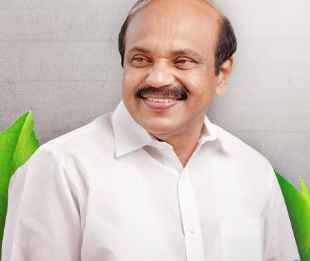 അ​ഡ്വ. തോ​മ​സ് ഉ​ണ്ണി​യാ​ട​ൻ.