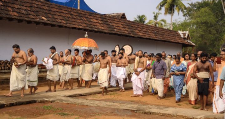 അവിട്ടത്തൂര്‍ മഹാദേവ ക്ഷേത്രത്തിലെ നവീകരണ കലശത്തിന്റെ സമാപന ദിവസം നടന്ന നിര്‍മാല്യ ദര്‍ശനം.