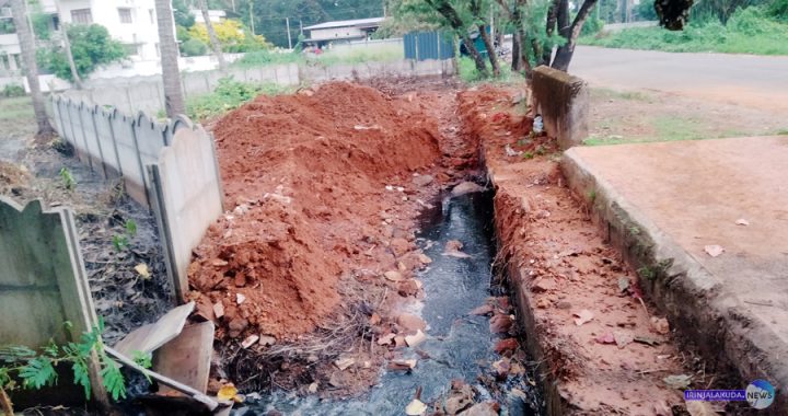 ബൈപാസ് റോഡില്‍ കലുങ്കിന് മുന്‍പില്‍ സ്വകാര്യ വ്യക്തി മണ്ണിട്ട് മൂടിയിരുന്ന ഭാഗത്തെ സ്ലാബും മണ്ണും നീക്കി വെള്ളത്തിന്റെ ഒഴുക്ക് പുനഃസ്ഥാപിച്ച നിലയില്‍.
