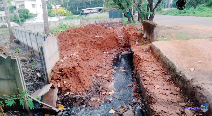 ബൈപാസ് റോഡില്‍ കലുങ്കിന് മുന്‍പില്‍ സ്വകാര്യ വ്യക്തി മണ്ണിട്ട് മൂടിയിരുന്ന ഭാഗത്തെ സ്ലാബും മണ്ണും നീക്കി വെള്ളത്തിന്റെ ഒഴുക്ക് പുനഃസ്ഥാപിച്ച നിലയില്‍.