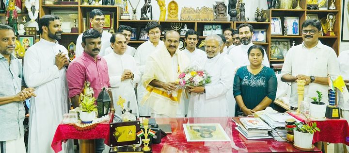 ബിഷപ് മാര്‍ പോളി കണ്ണൂക്കാടന്‍ ഇരിങ്ങാലക്കുട രൂപത മന്ദിരത്തില്‍ വെച്ച് നിയുക്ത എംഎല്‍എ അഡ്വ. തോമസ് ഉണ്ണിയാടനെ അനുമോദിക്കുന്നു.