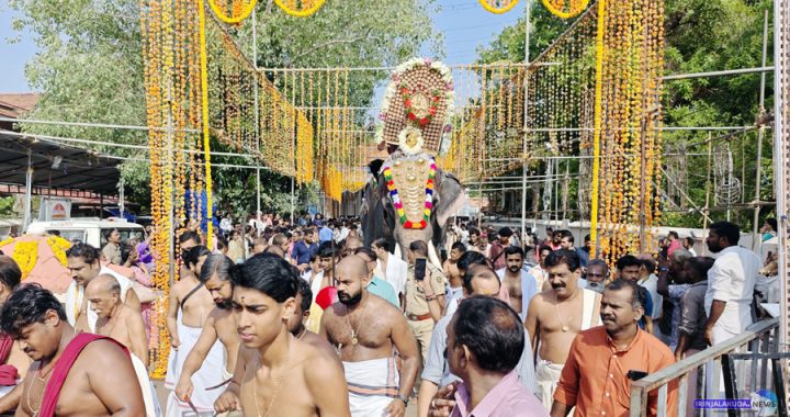 രാപ്പാളില്‍ ആറാട്ടിനായി ഭഗവാന്‍ കൂടല്‍മാണിക്യം ക്ഷേത്രത്തില്‍നിന്ന് പുറപ്പെടുന്നു.