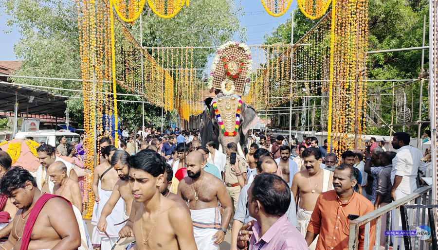 രാപ്പാളില്‍ ആറാട്ടിനായി ഭഗവാന്‍ കൂടല്‍മാണിക്യം ക്ഷേത്രത്തില്‍നിന്ന് പുറപ്പെടുന്നു.