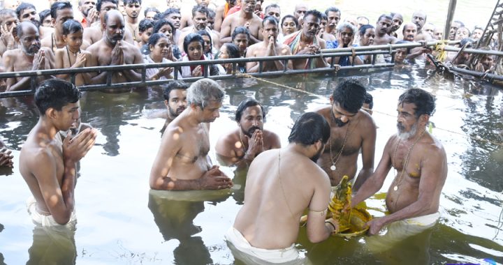 കൂടല്‍മാണിക്യം ക്ഷേത്രോത്സവത്തിന് സമാപനം കുറിച്ച് ചാലക്കുടി കൂടപ്പുഴ കടവില്‍ നടന്ന ആറാട്ട്.