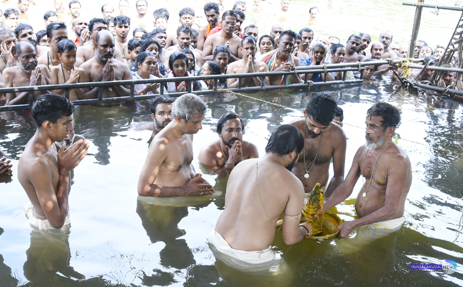 കൂടല്‍മാണിക്യം ക്ഷേത്രോത്സവത്തിന് സമാപനം കുറിച്ച് ചാലക്കുടി കൂടപ്പുഴ കടവില്‍ നടന്ന ആറാട്ട്.