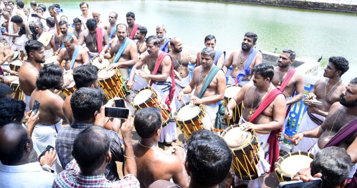 കൂടല്‍മാണിക്യ ക്ഷേത്രത്തില്‍ നടന്ന ചെമ്പടമേളം.