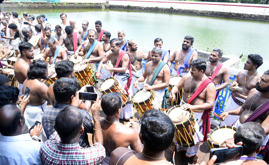 കൂടല്‍മാണിക്യ ക്ഷേത്രത്തില്‍ നടന്ന ചെമ്പടമേളം.