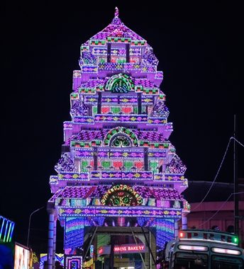 ഇരിങ്ങാലക്കുട കൂടല്‍മാണിക്യം ക്ഷേത്രോത്സവത്തോടനുബന്ധിച്ച് ദീപാലകൃതമായ കുട്ടംകുളത്തിനു സമീപത്തെ ബഹുനില പന്തല്‍.