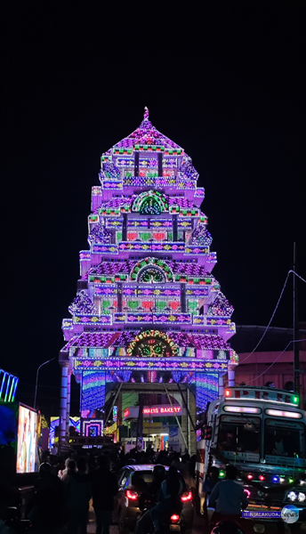 ഇരിങ്ങാലക്കുട കൂടല്‍മാണിക്യം ക്ഷേത്രോത്സവത്തോടനുബന്ധിച്ച് ദീപാലകൃതമായ കുട്ടംകുളത്തിനു സമീപത്തെ ബഹുനില പന്തല്‍.