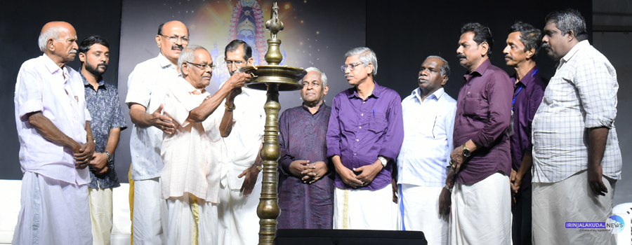 ഇരിങ്ങാലക്കുട കൂടല്‍മാണിക്യം ക്ഷേത്രോത്സവത്തോടനുബന്ധിച്ച് നടന്ന സാംസ്‌കാരിക സമ്മേളനം കഥകളി ആചാര്യന്‍ രാഘവനാശാന്‍ ഉദ്ഘാടനം ചെയ്യുന്നു.