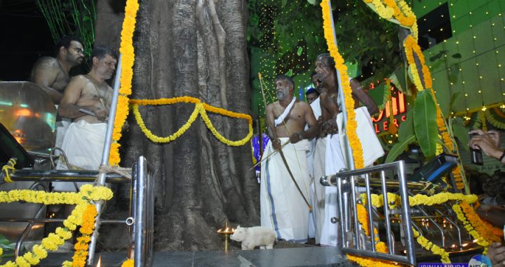 കൂടല്‍മാണിക്യ ക്ഷേത്രോല്‍സവത്തില്‍ പള്ളിവേട്ടയുടെ ഭാഗമായി ആല്‍ത്തറയ്ക്കല്‍ ഒരുക്കിവെച്ചിരുന്ന പന്നിക്കോലത്തില്‍ മുളയത്ത് സത്യന്‍ അമ്പെയ്യുന്നു.