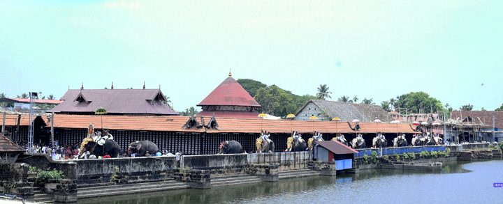 കൂടല്‍മാണിക്യ ക്ഷേത്രോത്സവത്തില്‍ പകല്‍ ശീവേലിയില്‍ പടിഞ്ഞാറേ നടപ്പുരയില്‍ മേളം കഴിഞ്ഞ് തീര്‍ഥക്കരയിലൂടെ ഭഗവാന്‍ പ്രദക്ഷിണം വെച്ച് കിഴക്കേ ഗോപുരനടയിലേക്ക് വരുന്നു.