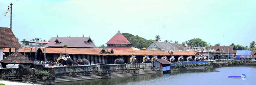കൂടല്‍മാണിക്യ ക്ഷേത്രോത്സവത്തില്‍ പകല്‍ ശീവേലിയില്‍ പടിഞ്ഞാറേ നടപ്പുരയില്‍ മേളം കഴിഞ്ഞ് തീര്‍ഥക്കരയിലൂടെ ഭഗവാന്‍ പ്രദക്ഷിണം വെച്ച് കിഴക്കേ ഗോപുരനടയിലേക്ക് വരുന്നു.