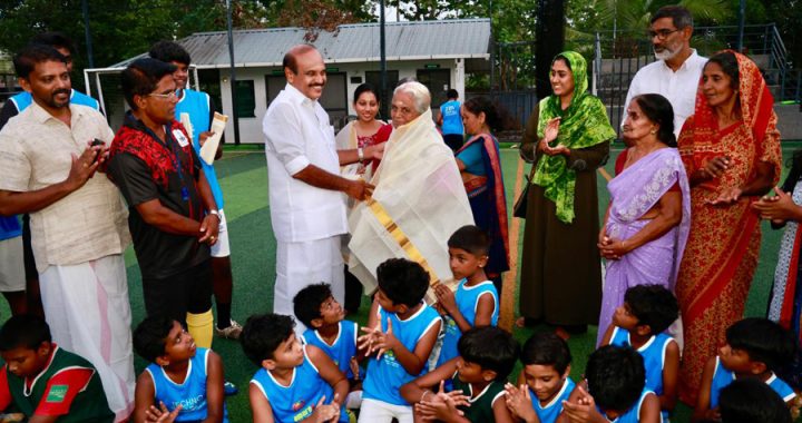 മാതൃദിനത്തോടനുബന്ധിച്ച് ഇരിങ്ങാലക്കുട  ജവഹര്‍ ബാല വിഹാര്‍ സംഘടിപ്പിച്ച  പരിപാടിയില്‍ നിയുക്ത എം എല്‍ എ അഡ്വ. തോമസ് ഉണ്ണിയാടന്‍ അമ്മമാരെ ആദരിക്കുന്നു.