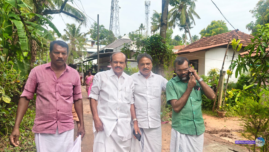 തളിയക്കോണം ബാപ്പുജി സ്റ്റേഡിയത്തില്‍നിന്ന് മണ്ണ് ഒലിച്ചിറങ്ങി ചെളിയിലായ വീടുകള്‍ നിയുക്ത എംഎല്‍എ അഡ്വ. തോമസ് ഉണ്ണിയാടന്‍ സന്ദര്‍ശിക്കുന്നു.