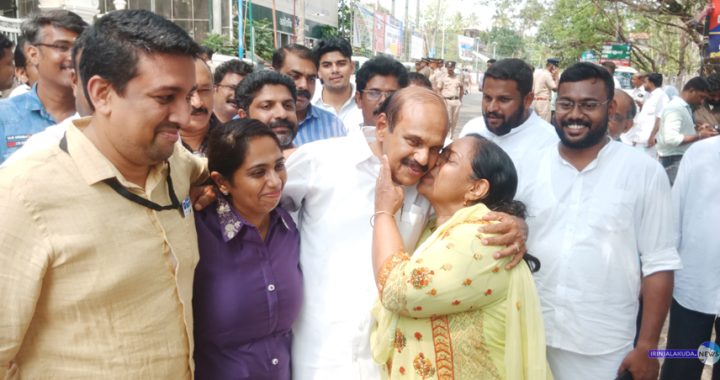 അഡ്വ. തോമസ് ഉണ്ണിയാടനെ ഭാര്യ ഷെര്‍ളി മുത്തം നൽകുന്നു. മകള്‍ ഡോ. നികിറ്റയും മരുമകന്‍ സന്തോഷ് ആലേങ്ങാടനും സമീപം.