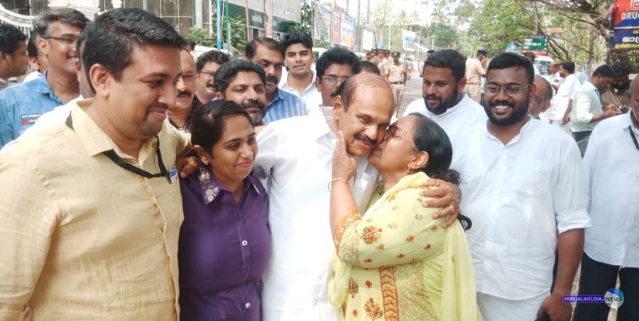 അഡ്വ. തോമസ് ഉണ്ണിയാടനെ ഭാര്യ ഷെര്‍ളി മുത്തം നൽകുന്നു. മകള്‍ ഡോ. നികിറ്റയും മരുമകന്‍ സന്തോഷ് ആലേങ്ങാടനും സമീപം.