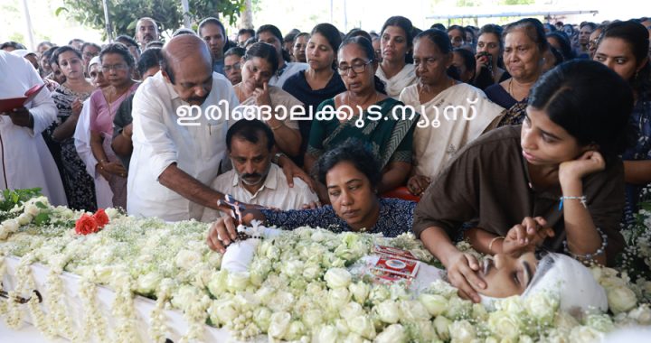 പോലീസ് ജീപ്പിടിച്ച് മരിച്ച ജുവിന്റെ മൃതദേഹം വീട്ടിലെത്തിച്ചപ്പോള്‍ ദുഃഖത്താ്‍ വിതുമ്പുന്ന സഹോദരി ജൂനിയ, മാതാവ് ബീന, പിതാവ് രാജു എന്നിവര്‍.