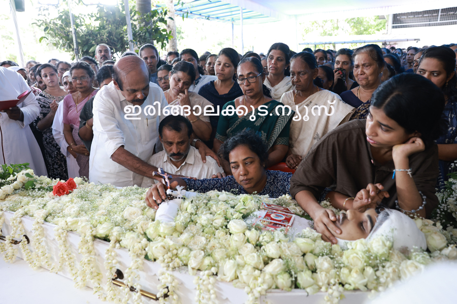 പോലീസ് ജീപ്പിടിച്ച് മരിച്ച ജുവിന്റെ മൃതദേഹം വീട്ടിലെത്തിച്ചപ്പോള്‍ ദുഃഖത്താ്‍ വിതുമ്പുന്ന സഹോദരി ജൂനിയ, മാതാവ് ബീന, പിതാവ് രാജു എന്നിവര്‍.