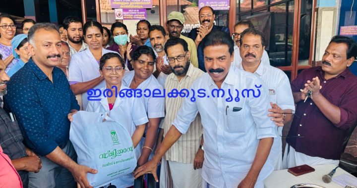 എഐടിയുസി തൃശൂര്‍ ജില്ലാ കൗണ്‍സിലിന്റെ നേതൃത്വത്തില്‍ ജനറല്‍ ഹോസ്പിറ്റലിലേക്ക് നല്‍കിയ ആശുപത്രി ഉപകരണങ്ങളുടെ വിതരണം സിപിഐ ജില്ലാ സെക്രട്ടറി കെ.ജി. ശിവാനന്ദന്‍ ഉദ്ഘാടനം ചെയ്യുന്നു.