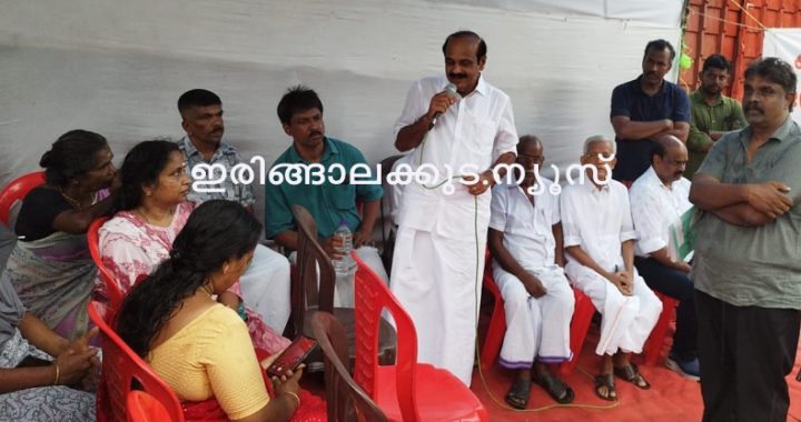 ജനവാസ മേഖലയില്‍ പ്രവര്‍ത്തിക്കുന്ന കള്ളുഷാപ്പ് മാറ്റിസ്ഥാപിക്കണമെന്നാവശ്യപ്പെട്ട് ജനകീയ സമരസമിതിയുടെ നേതൃത്വത്തില്‍ പൊറത്തിശേരി വീ വണ്‍ നഗര്‍ നിവാസികള്‍ നടത്തുന്ന പ്രതിഷേധ പരിപാടിയില്‍ അഡ്വ. തോമസ് ഉണ്ണിയാടന്‍ എംഎല്‍എ പ്രസംഗിക്കുന്നു.