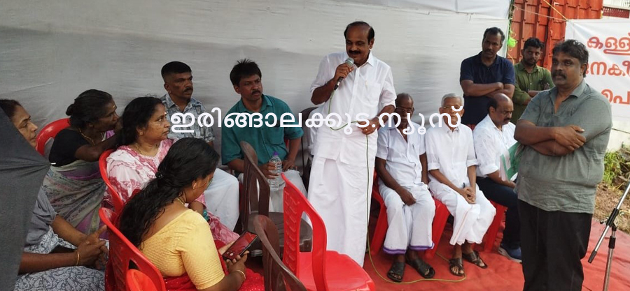 ജനവാസ മേഖലയില്‍ പ്രവര്‍ത്തിക്കുന്ന കള്ളുഷാപ്പ് മാറ്റിസ്ഥാപിക്കണമെന്നാവശ്യപ്പെട്ട് ജനകീയ സമരസമിതിയുടെ നേതൃത്വത്തില്‍ പൊറത്തിശേരി വീ വണ്‍ നഗര്‍ നിവാസികള്‍ നടത്തുന്ന പ്രതിഷേധ പരിപാടിയില്‍ അഡ്വ. തോമസ് ഉണ്ണിയാടന്‍ എംഎല്‍എ പ്രസംഗിക്കുന്നു.