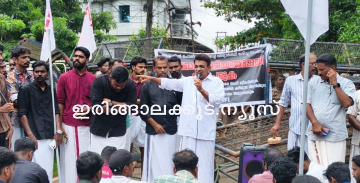 പോലീസ് ജീപ്പിടിച്ച് വിദ്യാര്‍ഥി മരിച്ച സംഭവത്തില്‍ പ്രതിഷേധിച്ച് ഡിവൈഎഫ്‌ഐ എസ്എഫ്‌ഐ നേതൃത്വത്തില്‍ ആളൂര്‍ പോലീസ് സ്റ്റേഷനിലേക്ക് നടത്തിയ പ്രതിഷേധ മാര്‍ച്ച് സിപിഎം ജില്ലാ സെക്രട്ടറിയേറ്റ് അംഗം പി.കെ. ഡേവിസ് മാസ്റ്റര്‍ ഉദ്ഘാടനം ചെയ്യുന്നു.