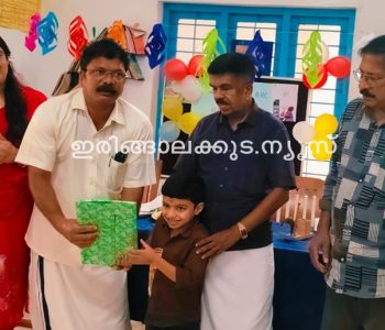 സമഗ്ര ശിക്ഷാ കേരള ഇരിങ്ങാലക്കുട ബിആര്‍സിയിലെ ഓട്ടിസം സെന്ററിലെ പ്രവേശനോത്സവവും പഠനോപകരണ വിതരണവും നഗരസഭ വിദ്യാഭ്യാസ സ്റ്റാന്‍ഡിംഗ് കമ്മിറ്റി ചെയര്‍മാന്‍ പ്രവീണ്‍സ് ഞാറ്റുവെട്ടി ഉദ്ഘാടനം ചെയ്യുന്നു.