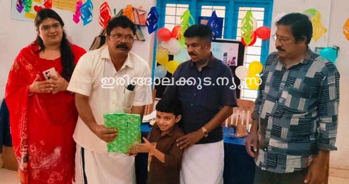 സമഗ്ര ശിക്ഷാ കേരള ഇരിങ്ങാലക്കുട ബിആര്‍സിയിലെ ഓട്ടിസം സെന്ററിലെ പ്രവേശനോത്സവവും പഠനോപകരണ വിതരണവും നഗരസഭ വിദ്യാഭ്യാസ സ്റ്റാന്‍ഡിംഗ് കമ്മിറ്റി ചെയര്‍മാന്‍ പ്രവീണ്‍സ് ഞാറ്റുവെട്ടി ഉദ്ഘാടനം ചെയ്യുന്നു.