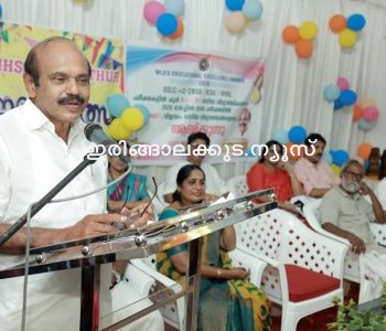 അവിട്ടത്തൂര്‍ എല്‍ബിഎസ്എം ഹയര്‍സെക്കന്‍ഡറി സ്‌കൂളില്‍ നടന്ന എംഎല്‍എ എക്‌സലന്‍സി പുരസ്‌കാര വിതരണ പരിപാടി അഡ്വ. തോമസ് ഉണ്ണിയാടന്‍ എംഎല്‍എ ഉദ്ഘാടനം ചെയ്യുന്നു.