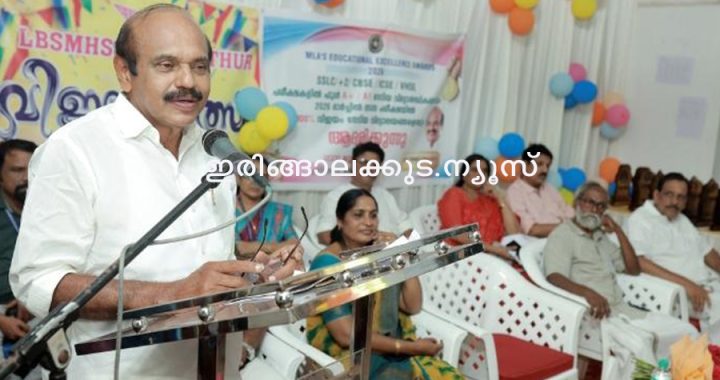 അവിട്ടത്തൂര്‍ എല്‍ബിഎസ്എം ഹയര്‍സെക്കന്‍ഡറി സ്‌കൂളില്‍ നടന്ന എംഎല്‍എ എക്‌സലന്‍സി പുരസ്‌കാര വിതരണ പരിപാടി അഡ്വ. തോമസ് ഉണ്ണിയാടന്‍ എംഎല്‍എ ഉദ്ഘാടനം ചെയ്യുന്നു.