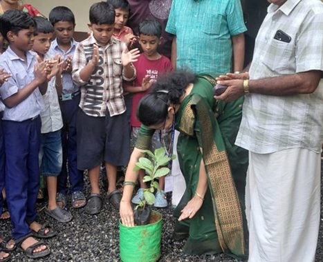അവിട്ടത്തൂര്‍ എല്‍ബിഎസ്എം ഹയര്‍സെക്കന്‍ഡറി സ്‌കൂളില്‍ പരിസ്ഥിതി ദിനാചരണത്തോടനുബന്ധിച്ച് പ്രധാനധ്യാപിക എന്‍.എസ്. രജനിശ്രീ വൃക്ഷതൈ നടുന്നു.