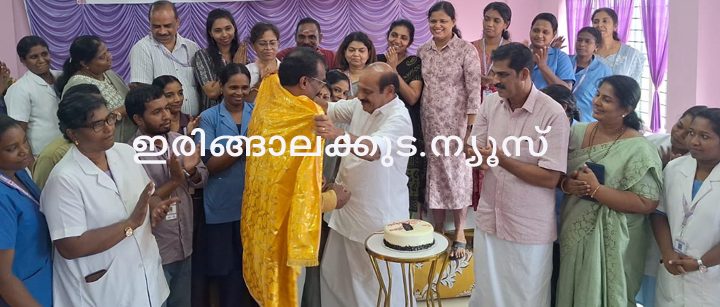 ഗുണമേന്മക്കുള്ള ദേശീയ അംഗീകാരമായ മുസ്‌കാന്‍ ആന്‍ഡ് ലക്ഷ്യ സര്‍ട്ടിഫിക്കേഷനുകള്‍ നേടിയ ഇരിങ്ങാലക്കുട ജനറല്‍ ആശുപത്രി സൂപ്രണ്ടിനെ അഡ്വ. തോമസ് ഉണ്ണിയാടന്‍ എംഎല്‍എ ആദരിക്കുന്നു.