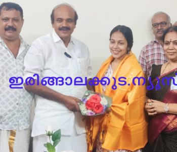 എംജി യൂണിവേഴ്‌സിറ്റിയില്‍ നിന്നും ബിഎ സംസ്‌കൃതത്തില്‍ ഒന്നാം റാങ്ക് നേടിയ കൃഷ്‌ണേന്ദു ജയകൃഷ്ണനെ അഡ്വ. തോമസ് ഉണ്ണിയാടന്‍ എംഎല്‍എ അഭിനന്ദിക്കുന്നു.