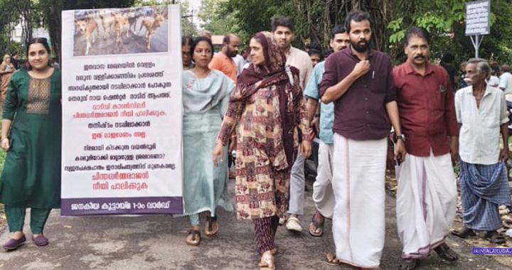 മൂര്‍ക്കനാട് ജനകീയ കൂട്ടായ്മ ആലുംപറമ്പ് പരിസരത്ത് നടത്തിയ പ്രതിഷേധയോഗം രണ്ടാം വാര്‍ഡ് കൗണ്‍സിലര്‍ വിഷ്ണു പ്രഭാകരന്‍ ഉദ്ഘാടനം ചെയ്യുന്നു.