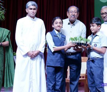 ഡോണ്‍ബോസ്‌കോ ഹയര്‍ സെക്കന്‍ഡറി സ്‌കൂളില്‍ വനംവകുപ്പ് റിട്ടയേര്‍ഡ് ഐഎഫ്എസ് എം.ഐ. വര്‍ഗീസ് വിദ്യാര്‍ഥികള്‍ക്ക് വൃക്ഷതൈകള്‍ നല്‍കികൊണ്ട് ലോക പരിസ്ഥിതി ദിനാഘോഷം ഉദ്ഘാടനം ചെയ്യുന്നു.